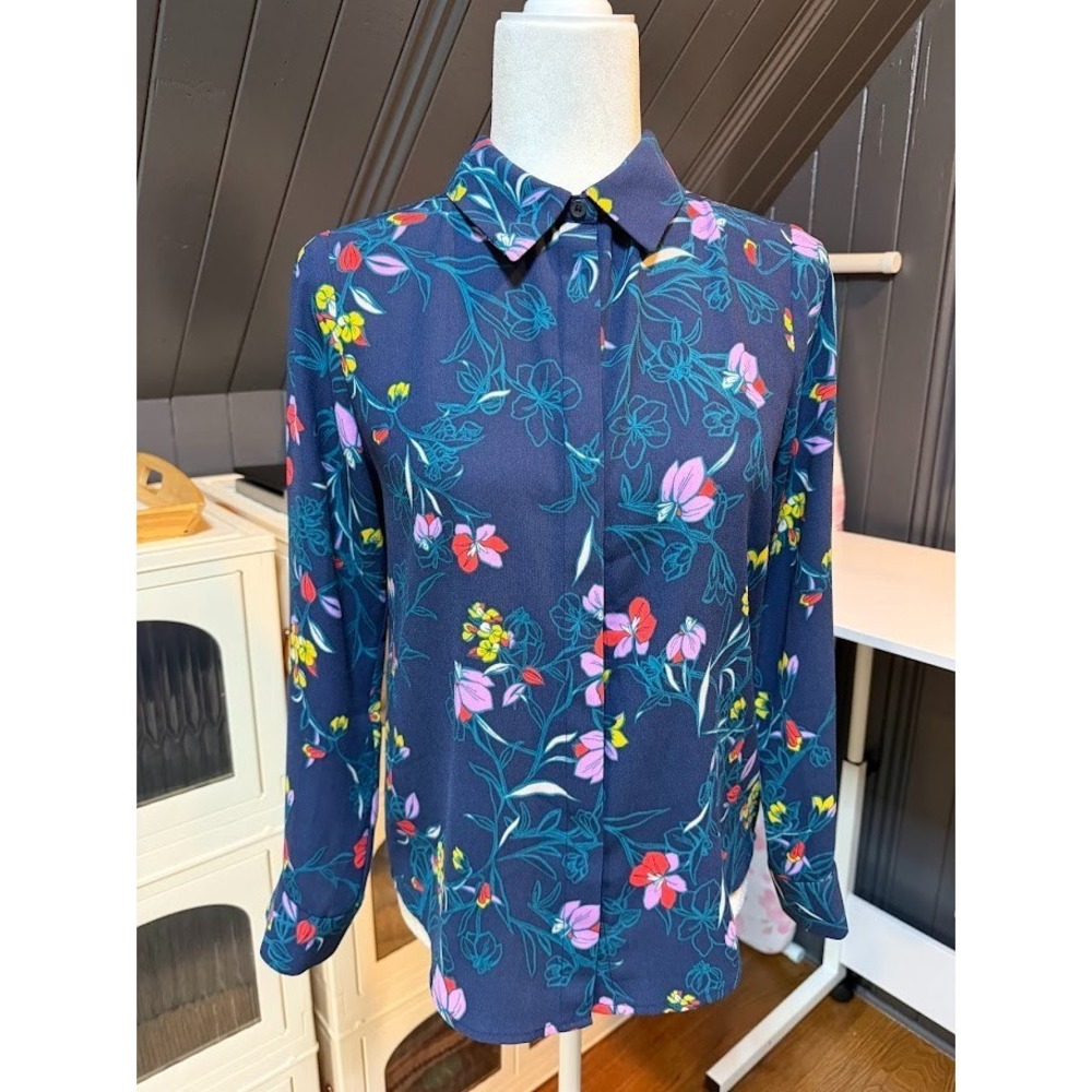 Elevate any Women's Style with this Beautiful Blouse by Halogen - Size XS